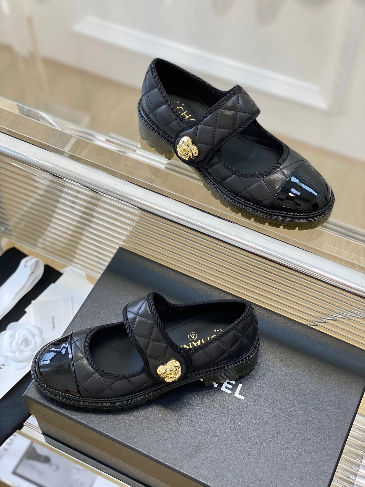 👟👟Ex-factory price 520👟👟Chanel 24👟👟Ex-factory price new classic rhombus love double C school bag buckle Mary Jane single shoe series I fell in love with it at first sight, no exaggeration~ This is probably the charm of Xiaoxiang. She always understands girls. Although she looks cold, she has a unique feeling when paired with black stockings. It is the latest model this year🤩🤩🤩 I’ve already started arranging it before I even got to the counter~ I know you’ll like it. It looks really good on the feet. The rounded last last is not picky at all for foot shape. It also looks slim when worn on fat feet. The lambskin and patent leather are very visually impactful. The lining is made of sheepskin. It’s super soft and comfortable~ Italian A-grade dyed genuine leather outsole➕electroplated heel. Heel height: 5cmcm. Size: 35-39 (40/41 customized)